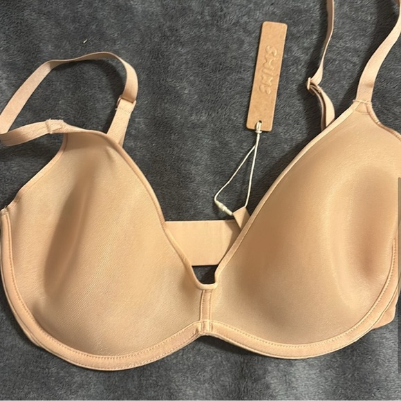 SKIMS sleek nude color bra - Picture 4 of 9